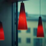 Sfeervolle landelijke hanglamp boven een eettafel in een modern interieur, met warme verlichting die gezelligheid toevoegt.