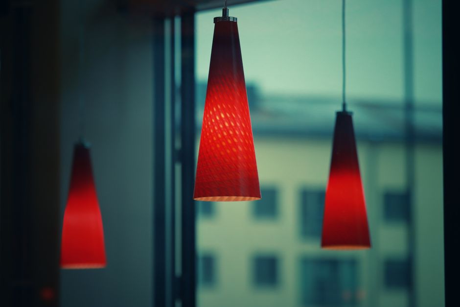 Sfeervolle landelijke hanglamp boven een eettafel in een modern interieur, met warme verlichting die gezelligheid toevoegt.